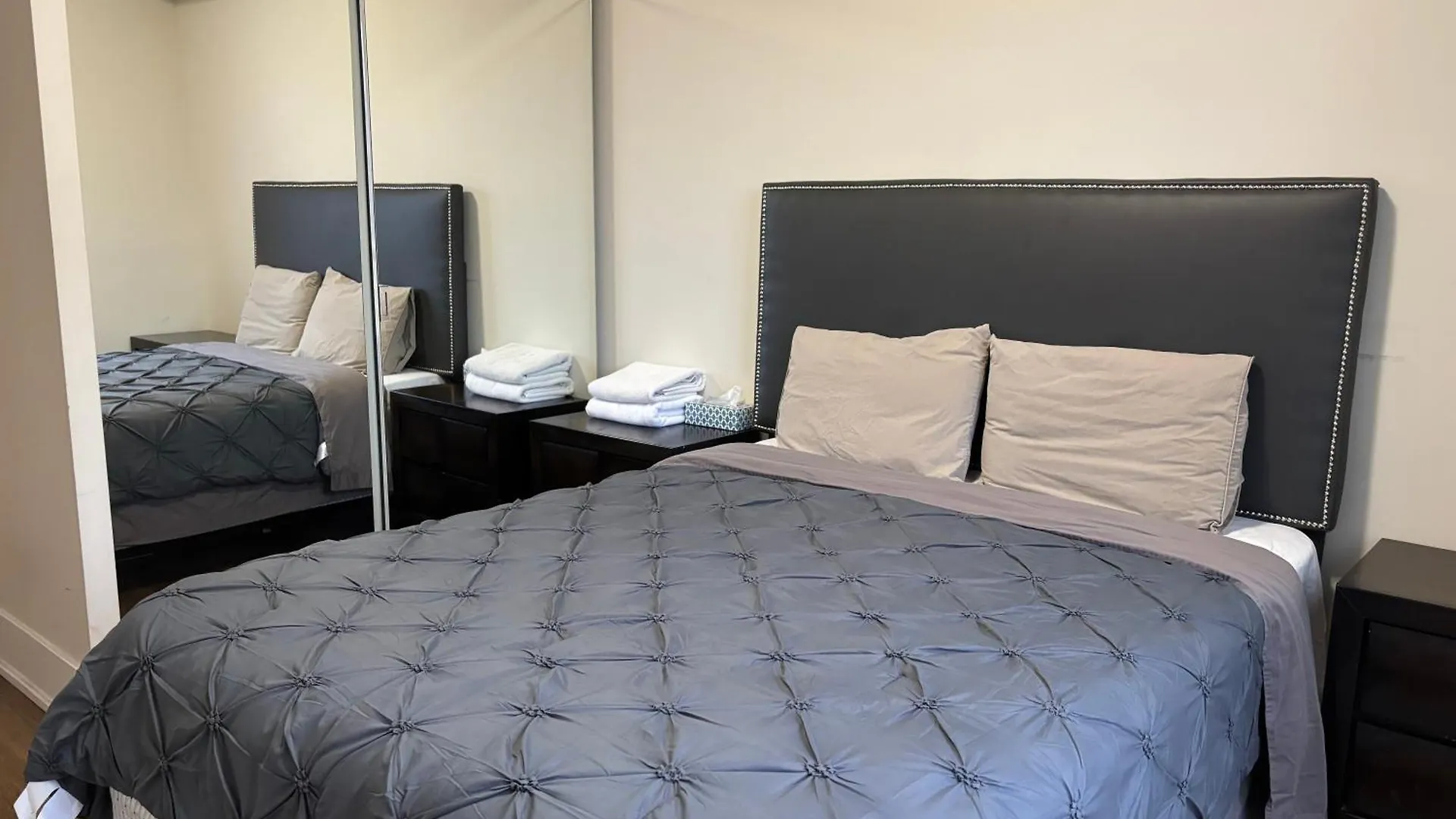 Downtown Suites With Pool And Free Parking Toronto Apartment