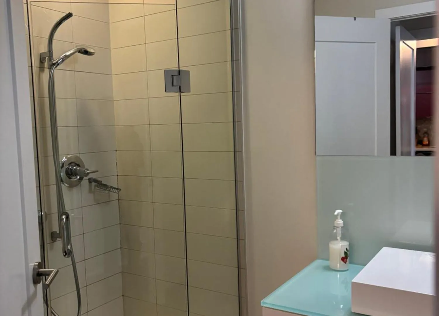 Downtown Suites With Pool And Free Parking Toronto Apartment