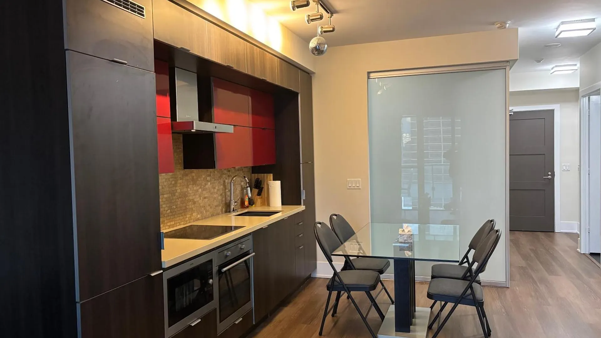 Apartment Downtown Suites With Pool And Free Parking Toronto Canada