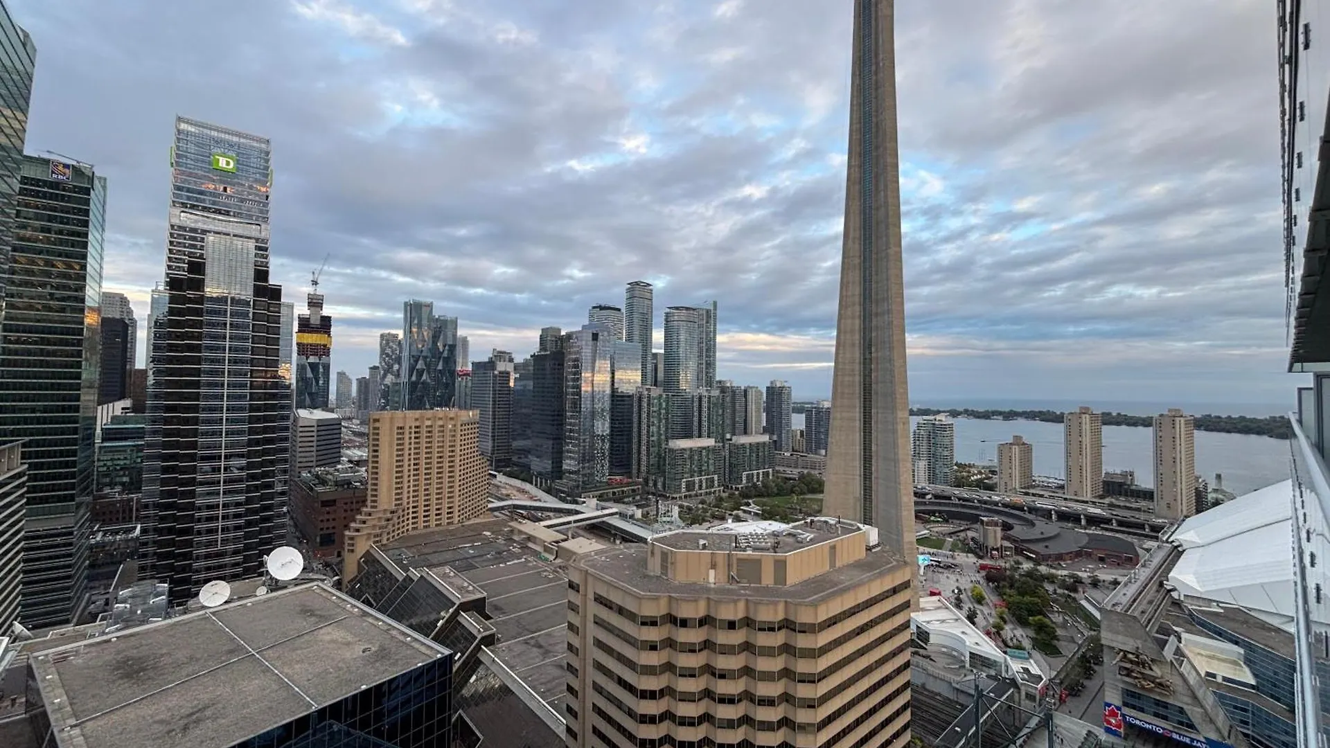 Downtown Suites With Pool And Free Parking Toronto Apartment